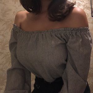 Brandy Melville Off-shoulders thin striped Blouse